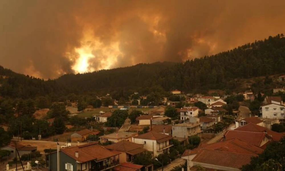 Πυρκαγιά στην Εύβοια: Μάχη με τις φλόγες στο Ασμήνι - Κάτοικοι αγνοούν τις εντολές εκκένωσης για να σώσουν τα σπίτια τους (upd)